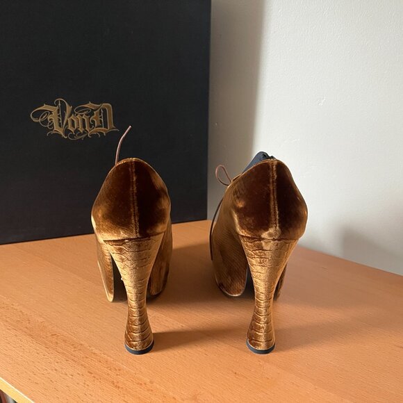 Kat Von D Natacha I gold velvet heels, snake texture - size 10 - NIB - Picture 6 of 6